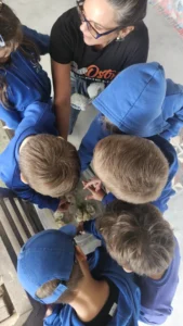 Crianças com as ostras no Ostra Xperience Kids